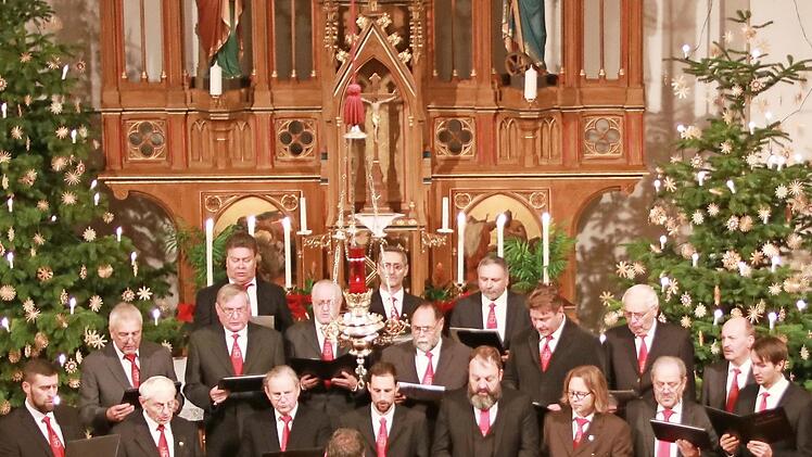 Ein Männerchor auf maximalem Niveau: der Gesangverein "Cäcilia" Enchenreuth beim Weihnachtskonzert  Foto: Klaus Klaschka