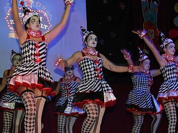 Die Harlekins zeigten eine teilweise akrobatische Tanzdarbietung beim Bunten Abend des SV Ramsthal.  Foto: Andreas Lomb