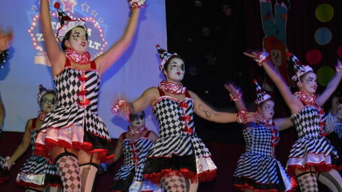 Die Harlekins zeigten eine teilweise akrobatische Tanzdarbietung beim Bunten Abend des SV Ramsthal.  Foto: Andreas Lomb