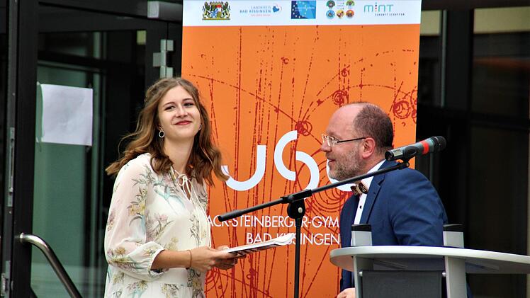 OStD Markus Arneth gratuliert Alisa Schmitt.Werner Vogel