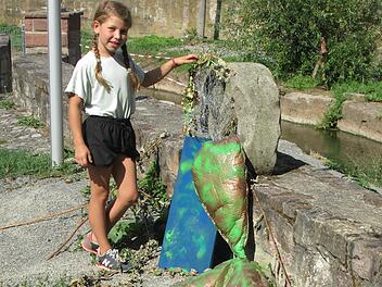 Sophia-Aurora "tröstet" die einsame (Saale)-Nixe, die Gerti Gerlach an der Mauer des Mühlgrabens aufgestellt hat.
