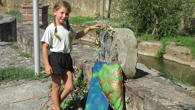 Sophia-Aurora "tröstet" die einsame (Saale)-Nixe, die Gerti Gerlach an der Mauer des Mühlgrabens aufgestellt hat.