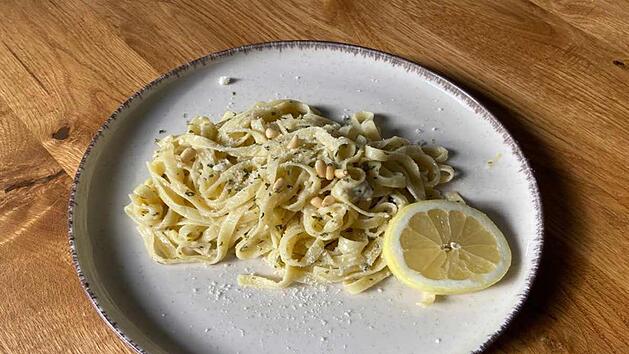 Ein schnelles, leckeres Gericht für den Sommer: Sommerliche Tagliatelle mit Mozzarella und Zitrone