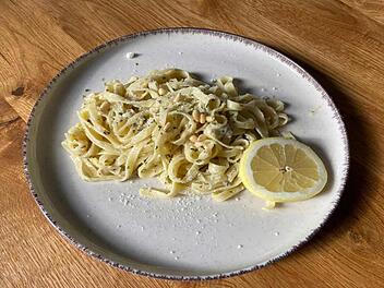 Ein schnelles, leckeres Gericht für den Sommer: Sommerliche Tagliatelle mit Mozzarella und Zitrone