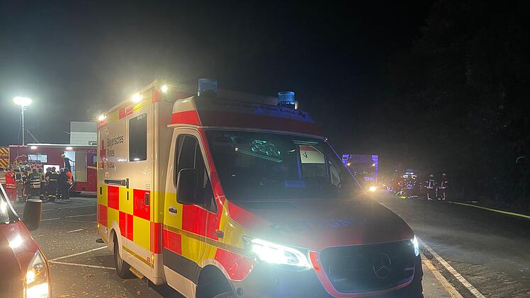 Helmbrechts: Gro&szlig;brand in Geb&auml;udekomplex - &uuml;ber 100 Feuerwehrleute im Einsatz