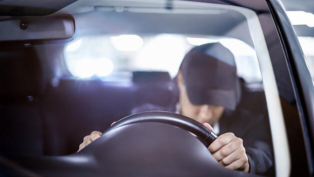Symbolbild: Schlafen am Steuer, Alkohol am Steuer, Auto, Fahren, Alkohol, betrunken