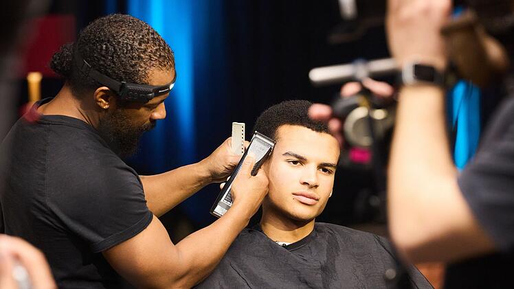 Einmal nachschneiden, bitte: Boureima bekommt eine Sonderbehandlung.