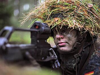 Im Prozess um nachgestellte Sieg-Heil-Rufe schweigt der Angeklagte auch am zweiten Verhandlungstag. Weil der Hauptbelastungszeuge erneut nicht erschien, wird am 14. April weiter verhandelt. Es sei denn, der Angeklagte nimmt seinen Einspruch zurück. Symbolbild: Peter Steffen