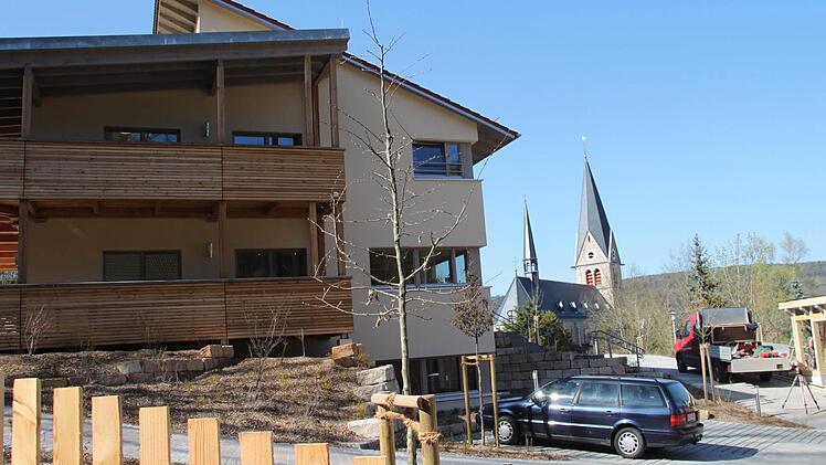 Das Traumahaus der Gummi-Stiftung in der Trendelstraße, wo derzeit noch Restarbeiten durchgeführt werden. Im Hintergrund die katholische Stadtpfarrkirche zu Unserer Lieben Frau. Foto: Stephan Tiroch