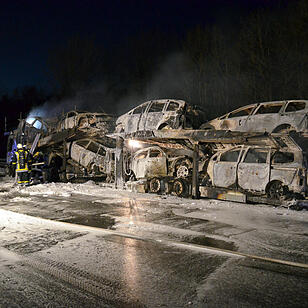 Autotransporter brennt auf A3 bei Helmstadt