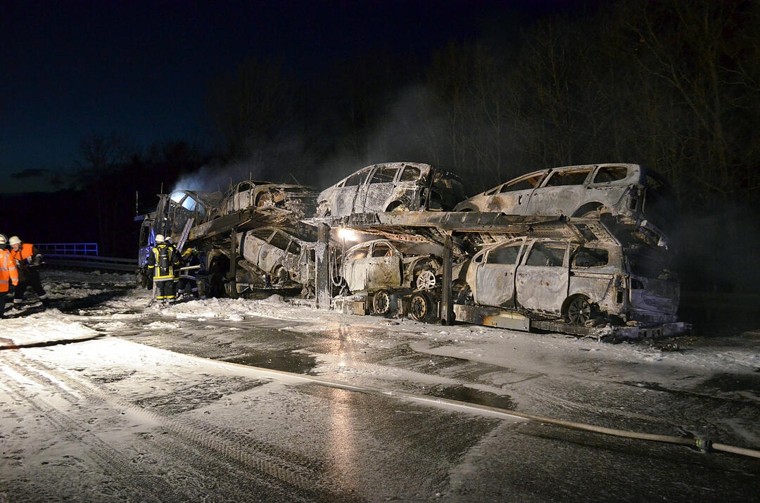 Autotransporter brennt auf A3 bei Helmstadt