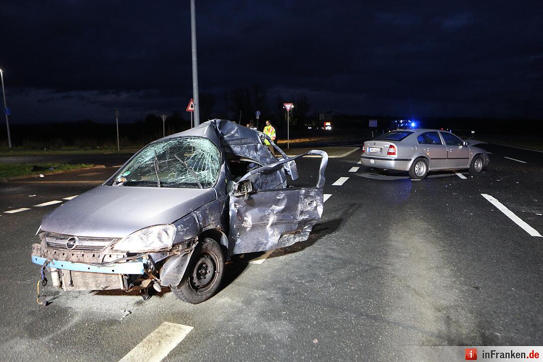 Pkw prallt  in Schweinfurt gegen Tanklastzug