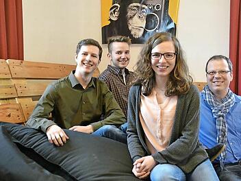Das ist die neue Vereinsspitze: Florian Kirchner (von links), Tobias Wehner, Annika Kirchner und Christian Kirchner. Letzterer ist mit seinen 35 Jahren der Älteste im Bunde. Die vier sitzen im neugeschaffenen Jugendraum der Bläserjugend.  Fotos: Kathrin Kupka-Hahn