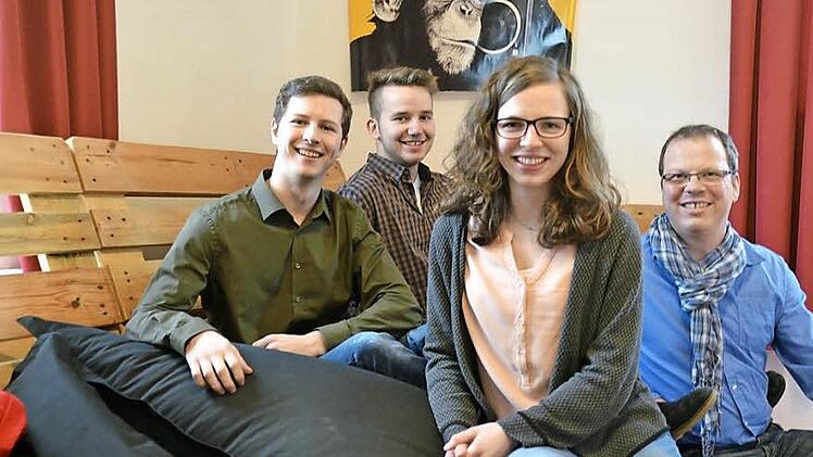 Das ist die neue Vereinsspitze: Florian Kirchner (von links), Tobias Wehner, Annika Kirchner und Christian Kirchner. Letzterer ist mit seinen 35 Jahren der Älteste im Bunde. Die vier sitzen im neugeschaffenen Jugendraum der Bläserjugend.  Fotos: Kathrin Kupka-Hahn