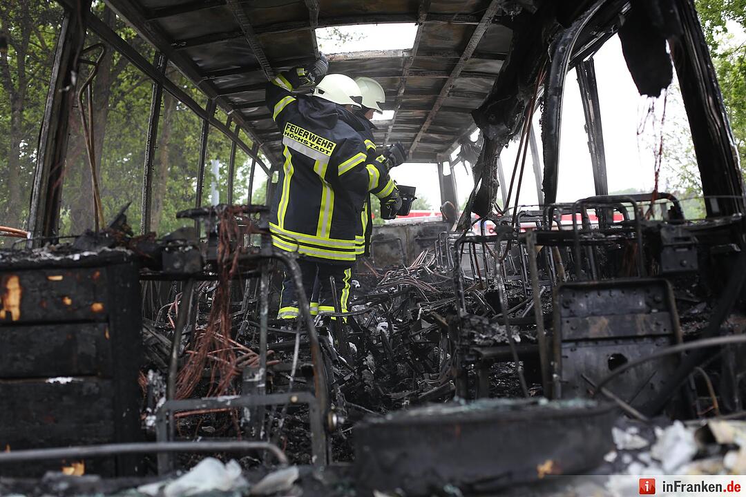 Reisebus brennt auf A3 bei Schlüsselfeld ab