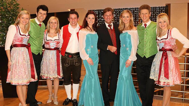 Schöne Frauen, volkstümliche Schlager - das ist die Welt von Rainer Ludwig. Unser Bild entstand bei der Grand-Prix-Sieger-Tour und zeigt den Kulmbacher umrahmt von Sigrid & Marina aus dem Salzkammergut, Vincent & Fernando aus Südtirol (grüne Westen) und den Geschwistern Niederbacher (Pustertal).  Foto: privat