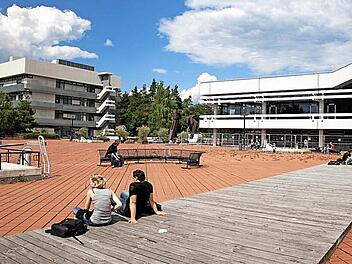 Der sogenannte Rote Platz am Uni-Südgelände in Erlangen. Die CSU Erlangen favorisiert eine Erweiterung des Standortes. Foto: FAU/Erich Malter