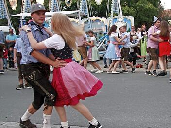 Elf Paare drehten sich beim traditionellen Betzentanz in der Ortsmitte von Oberreichenbach. Foto: Richard Sänger