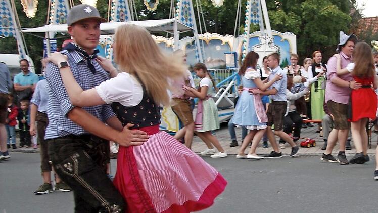 Elf Paare drehten sich beim traditionellen Betzentanz in der Ortsmitte von Oberreichenbach. Foto: Richard Sänger