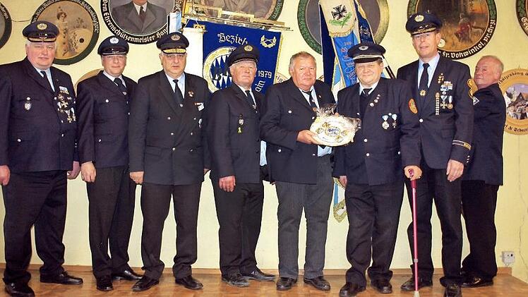 Die Vorstandschaft des Bezirksverbandes der BKV Frankenwald-Obermain verabschiedete zusammen mit Präsidenten Hans Schiener (Dritter von links) nach 20 Jahren den bisherigen Bezirksstandartenträger Stefan Völkel (Dritter von rechts). Neugewählter Bezirksstandartenträger ist Udo Leikeim (Zweiter von links).  Foto: Susanne Deuerling