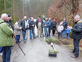 Auf Initiative des CSU-Ortsverbands Wirsberg sind kürzlich im Schorgasttal 500 Bäume gepflanzt worden. CSU-Vorsitzender Roland Burghofer (rechts) begrüßte die Teilnehmer, darunter auch Bürgermeister Hermann Anselstetter (links) und Spender Heinz Wanderer (Fünfter von links). Foto: Klaus-Peter Wulf