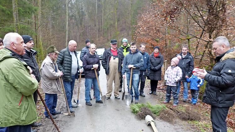 Auf Initiative des CSU-Ortsverbands Wirsberg sind kürzlich im Schorgasttal 500 Bäume gepflanzt worden. CSU-Vorsitzender Roland Burghofer (rechts) begrüßte die Teilnehmer, darunter auch Bürgermeister Hermann Anselstetter (links) und Spender Heinz Wanderer (Fünfter von links). Foto: Klaus-Peter Wulf
