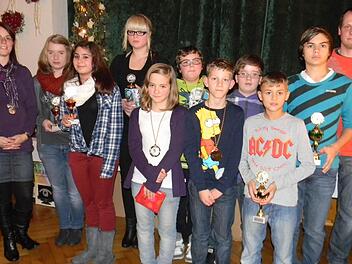 Die fruchtbare Jugendarbeit der DJK zeigte sich auch bei den Clubmeisterschaften. Unser Bild zeigt die B-Jugend (von links): Julia Körber (Betreuerin), Selina Wirth, Denise Barthelmes, Lisa Wirth, Vivien Gerisch, Jan Dütsch, Sascha Repp, Jonas Wirth, Nick Scharf, Marcel Scharf und Thorsten Bräuter (Betreuer).Fotos: Sabine Weinbeer