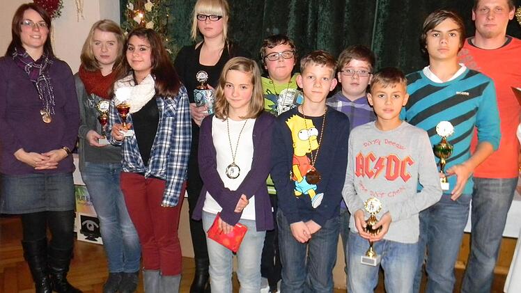 Die fruchtbare Jugendarbeit der DJK zeigte sich auch bei den Clubmeisterschaften. Unser Bild zeigt die B-Jugend (von links): Julia Körber (Betreuerin), Selina Wirth, Denise Barthelmes, Lisa Wirth, Vivien Gerisch, Jan Dütsch, Sascha Repp, Jonas Wirth, Nick Scharf, Marcel Scharf und Thorsten Bräuter (Betreuer).Fotos: Sabine Weinbeer