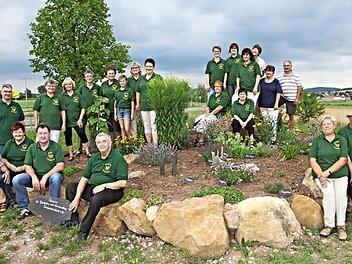 Die Helfer vom Obst- und Gartenbauverein freuen sich mit Bürgermeister Helmut Dietz (Zweite von links), Vorsitzendem Norbert Scheichenost (vorne, Dritter von links) und der Initiatorin Hannelore Lieb (hinten, Vierte von links) über den "blühenden Fleck" am "Eingangstor zu den Haßbergen".  Foto: Helmut Will