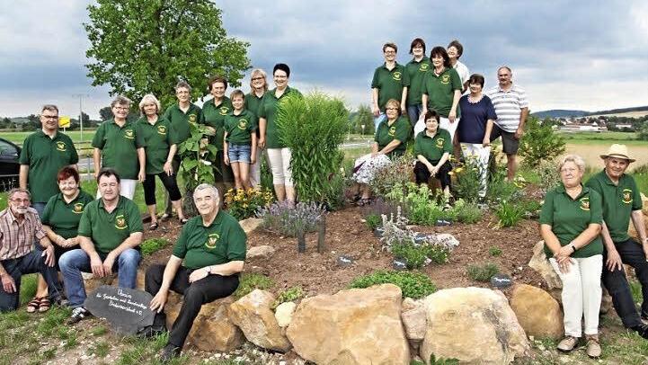 Die Helfer vom Obst- und Gartenbauverein freuen sich mit Bürgermeister Helmut Dietz (Zweite von links), Vorsitzendem Norbert Scheichenost (vorne, Dritter von links) und der Initiatorin Hannelore Lieb (hinten, Vierte von links) über den "blühenden Fleck" am "Eingangstor zu den Haßbergen".  Foto: Helmut Will