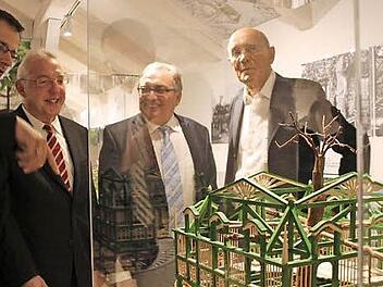 CSU-Landtagsabgeordneter Martin Schöffel, Bürgermeister Harald Hübner und stellvertretender Landrat Dieter Schaar ließen sich vom "Vater des Lindenbaum-Museums", Rainer Graefe (von links), das Modell der Peestener Tanzlinde zeigen.  Foto: Thomas Heuchling