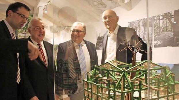 CSU-Landtagsabgeordneter Martin Schöffel, Bürgermeister Harald Hübner und stellvertretender Landrat Dieter Schaar ließen sich vom "Vater des Lindenbaum-Museums", Rainer Graefe (von links), das Modell der Peestener Tanzlinde zeigen.  Foto: Thomas Heuchling