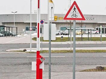 Der Parkplatz des Einkaufszentrums liegt nah an der Arena, ist aber nun mit Schranke gesichert. Nachts wird künftig gesperrt - doch am heutigen Samstag bleiben die Schranken noch oben. Fotos: Simone Bastian