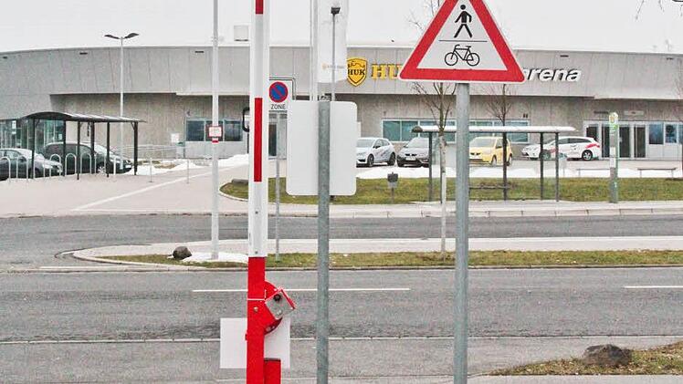 Der Parkplatz des Einkaufszentrums liegt nah an der Arena, ist aber nun mit Schranke gesichert. Nachts wird künftig gesperrt - doch am heutigen Samstag bleiben die Schranken noch oben. Fotos: Simone Bastian