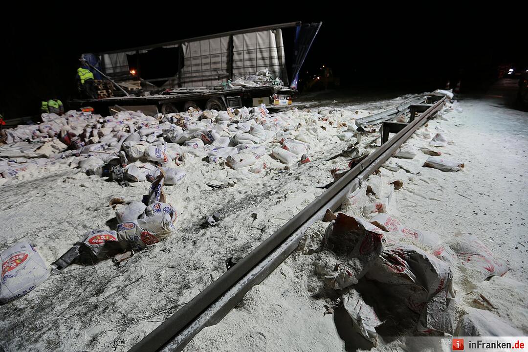 Lkw begräbt Pkw unter sich