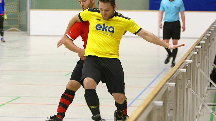 Der Nullachter Ali Kilic (hinten) kommt gegen den Stadtsteinacher Phillip Lindthaler nicht an den Ball. Foto: Monika Limmer