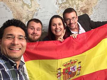 So sieht Lernbegeisterung aus (im Bild von links): Sprachkursentwickler Carlos Collado G&oacute;mez mit Eric R&ouml;sner, Diana Schmitt und Alexander Gleu&szlig;ner von der Coburger Wirtschaftsf&ouml;rderung, die mit der Sprachlernmethode der Firma Kosys Spanisch lernen.  Foto: H. Sandner