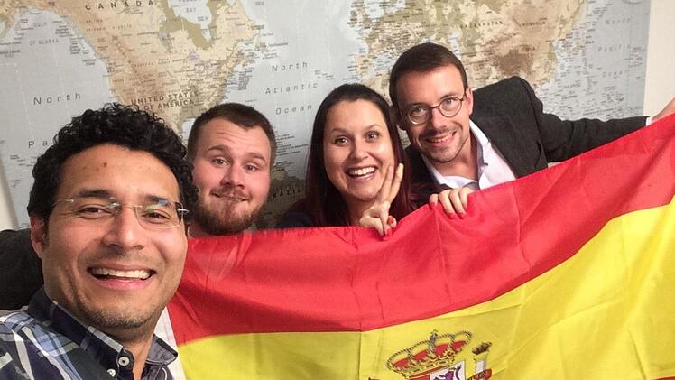 So sieht Lernbegeisterung aus (im Bild von links): Sprachkursentwickler Carlos Collado G&oacute;mez mit Eric R&ouml;sner, Diana Schmitt und Alexander Gleu&szlig;ner von der Coburger Wirtschaftsf&ouml;rderung, die mit der Sprachlernmethode der Firma Kosys Spanisch lernen.  Foto: H. Sandner