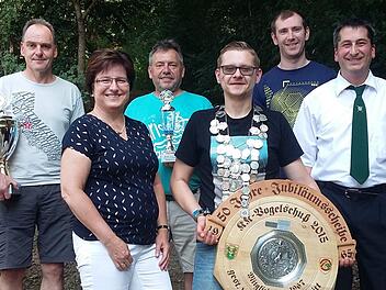 Königschießen: v. l. Stefan Brand (Hallhuber-Wander-Pokal), BGMin Patricia Schießer, Thomas Lippert (BGM-Schießer-Pokal), König und Vogelschusskönig Benjamin Schmitt, Fedor Fetsch (Meister), Michael Fell (Schützenmeister).  Fotos: Michael Fell