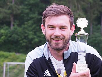 Mit 27 Treffern in der B-Klasse Rhön 2 sicherte sich Felix Mast vom TV Jahn Winkels den Torjägerpokal der Saale-Zeitung.Jürgen Schmitt
