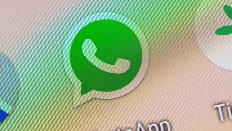 Auf WhatsApp kursieren derzeit zwei Kettenbriefe zum Coronavirus. Diese sollen angebliche "Insiderinformationen" aus China enthalten. Der INhalt klingt jedoch nach gefährlichem Unsinn. Symbolbild: Webster2703/pixabay.com