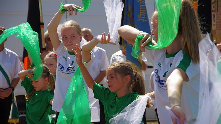 Tanz der Handballmädels beim Festgottesdienst. Foto: Klaus Werner