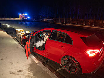 Auto kracht an der B505 nahe Bamberg in Brücke - Fahrerin verletzt