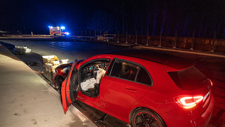Auto kracht an der B505 nahe Bamberg in Brücke - Fahrerin verletzt