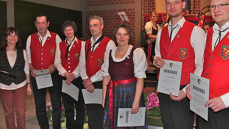 NBMB-Kreisvorsitzende Birgit Döhler ehrte die langjährigen Musiker Albert Lukaschewitsch, Sabine Kunz, Thomas Scheller, Michaela Pfülb, Mario Hugo und Markus Öftring (von links).