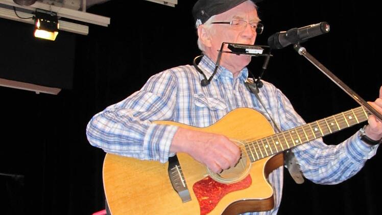 Viel Beifall gab es für den oberfränkischen Liedermacher Gerd Backert.