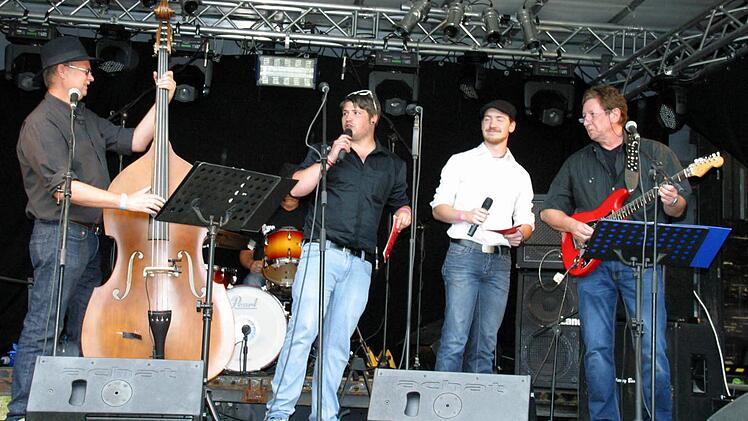 Am Nachmittag trat die einheimische "Ingo-Bingo-Band" mit ihrem Rock'n'Roll auf, angesagt von den Moderatoren Jerry und Michel (Bildmitte).