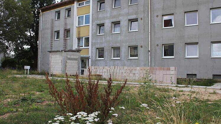 Die Mieter der Wohnblocks in der Höchstadter St.-Georg-Straße leben seit bald zwei Jahren auf einer Baustelle. Foto: Andreas Dorsch