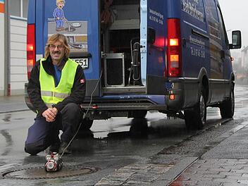Bevor die Straße aufgemacht wird, beginnt für Horst Steinhoff die Arbeit: Mit dem Kamerawagen fährt der Abwasser-Chef der Stadtwerke Bad Brückenau den Kanal ab. Foto: Ulrike Müller