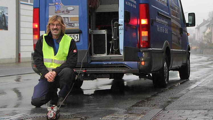 Bevor die Straße aufgemacht wird, beginnt für Horst Steinhoff die Arbeit: Mit dem Kamerawagen fährt der Abwasser-Chef der Stadtwerke Bad Brückenau den Kanal ab. Foto: Ulrike Müller